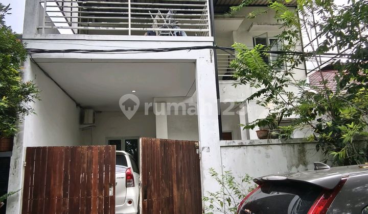 Rumah 2.5 Lantai Semi Furnished, Nyaman dan Tenang di Taman Royal