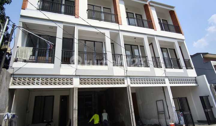 Rumah 3 Lantai Ceiling Tinggi di Cengkareng, Duri Kosambi