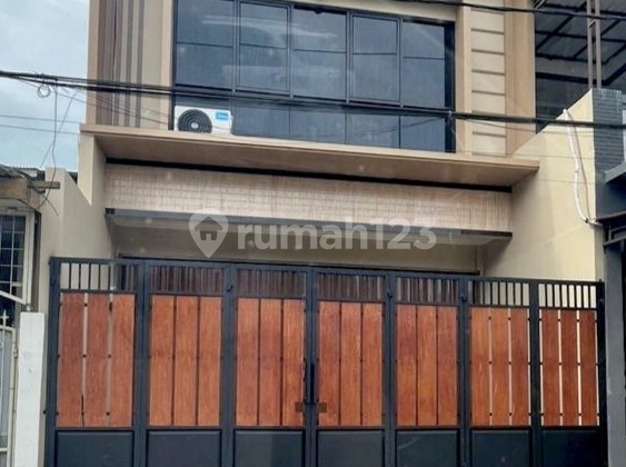 Strategic and Busy 2.5-Story Shophouse in Poris Indah, Tangerang