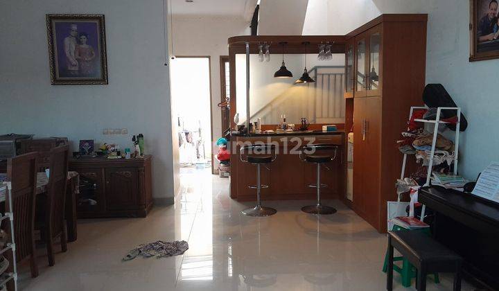ruang tamu dijual rumah 2 lantai sudah