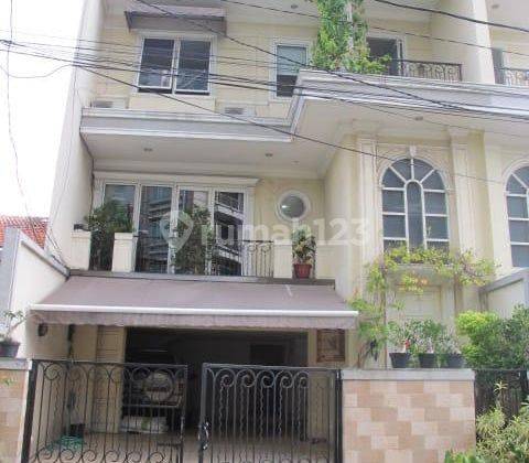 Rumah Middle Classic Modern Milik Artis Lawas Indonesia di Setiabudi Kuningan, Jakarta Sealatan 1
