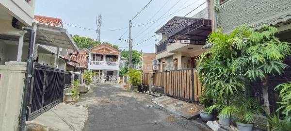 YD - Rumah Tingkat Classic Di Perumahan Jatibening Bekasi 2