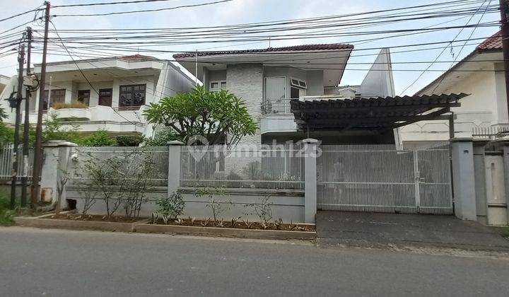 Rumah 2 Lantai Nan Asri di Taman Meruya Ilir, Bebas Banjir 1