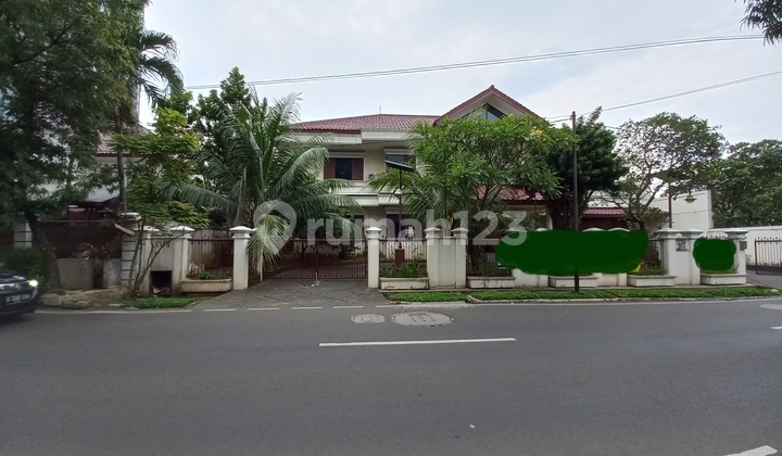 Rumah Untuk Keluarga Besar Dengan Kolam Renang di Cilandak, Jakarta Selatan