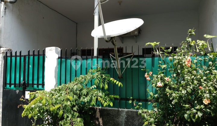 Rumah 1,5 lantai di Kramat Jaya Baru, Jakarta Pusat.
