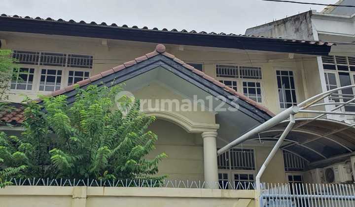 Rumah Huk 2 lantai di Taman Meruya Ilir, Jakarta Barat