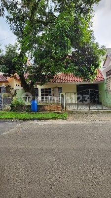 Old one-story house in a strategic boulevard location at Anggrek Loka Sect 2.1 BSD City.