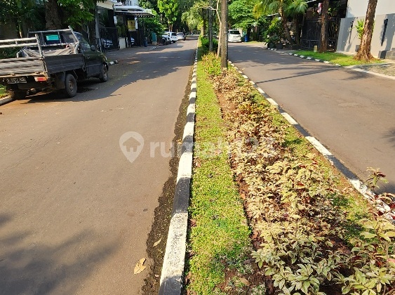 Rumah nyaman asri dengan taman belakang yang luas di boulevard Puspita Loka BSD City 2
