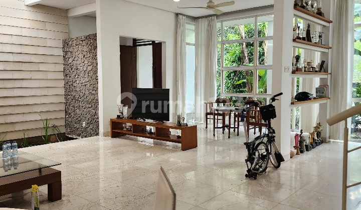Rumah mandiri design modern tropis sangat terawat di Puspita loka BSD City