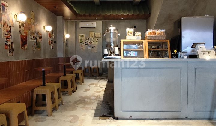 Ruko Orlin Arcade Hadap Jalan Boulevard di Graha Raya Bintaro dengan Traffic Kendaraan yang Ramai 24 Jam