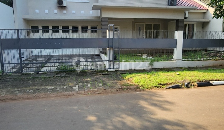 Rumah nyaman asri dengan taman belakang yang luas di boulevard Puspita Loka BSD City