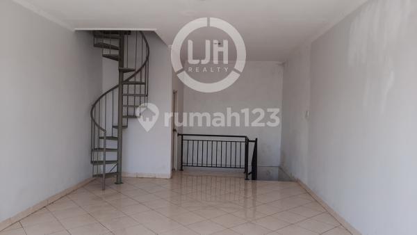 Strategic 2-Story Shophouse in Busy Tukad Bilok Area, Sanur Kauh, Near Renon and Sanur Beach 2