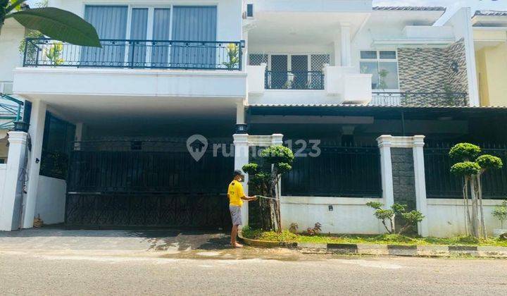 Rumah Mewah With Swimming Pool di Taman Golf Modernland Tangerang