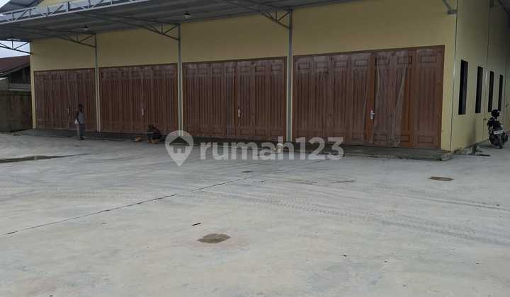 Warehouse for Rent by Main Road, Suitable for Showroom with Spacious Yard in Pekanbaru