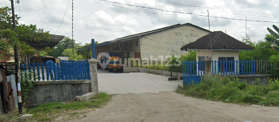 Warehouse for Rent by Main Road, Suitable for Showroom with Spacious Yard in Pekanbaru