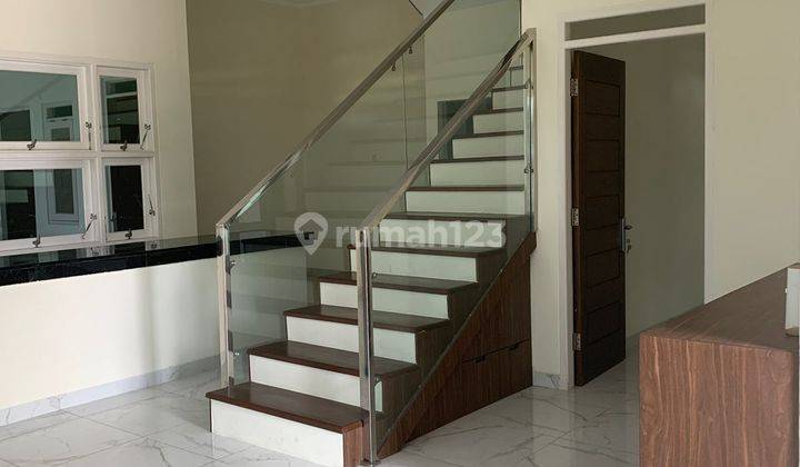 Rumah 2 Lantai di Jual Cepat di Jl Hangtuah Posisi di Hook 6