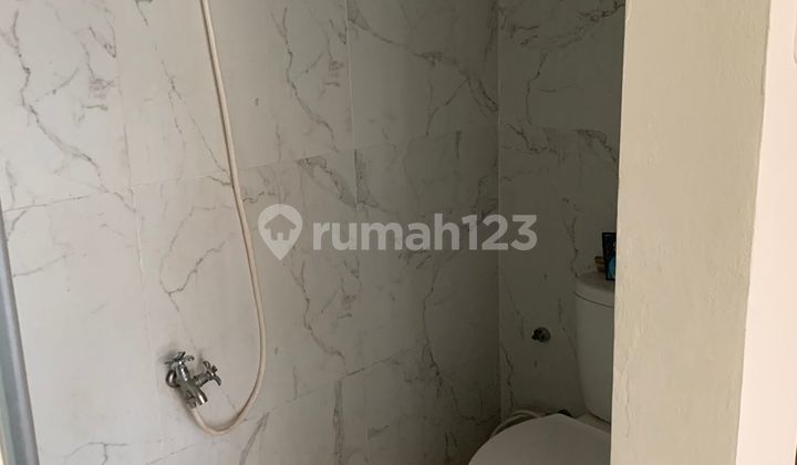 Rumah 2 Lantai di Jual Cepat di Jl Hangtuah Posisi di Hook 10