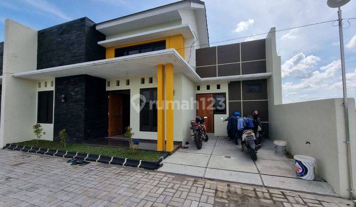 Rumah Baru  di Gedongan Colomadu Karanganyar SHM Hadap Timur (DR) 2