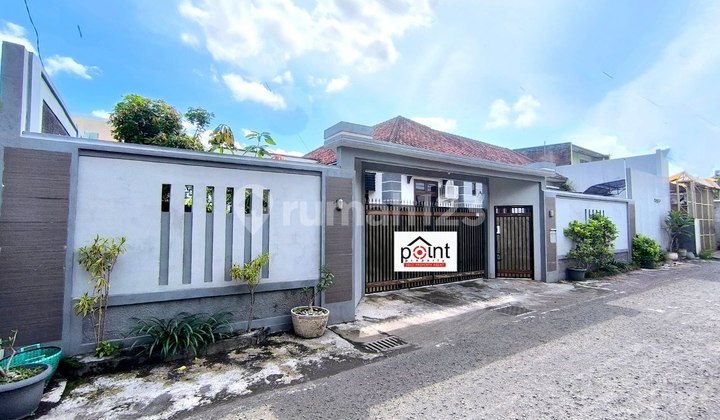 Rumah Bagus Luas 565m Strategis Di Sumber Banjarsari Solo (js)