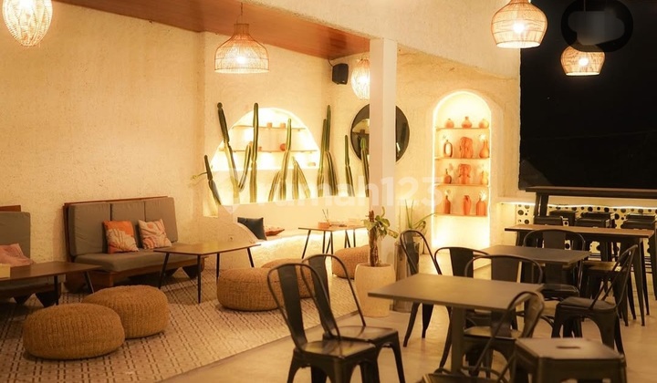 Contemporary Restaurant Business Space in Cengklik Tourist Area Fully Furnished