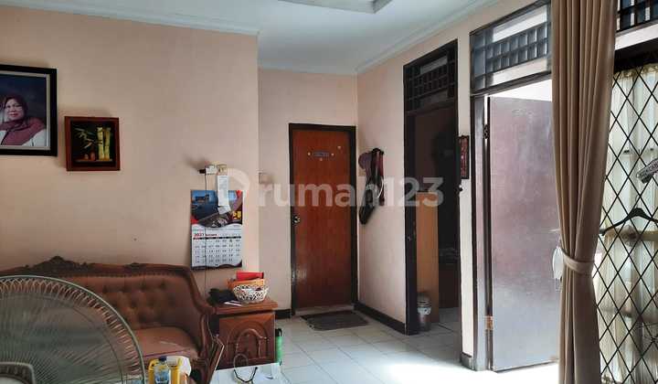 Ready-to-occupy house. Strategic location, flood-free in Bintaro. 2