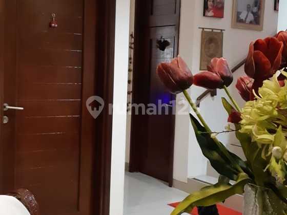 Rumah 2 Lantai Lokasi Strategis di Bintaro