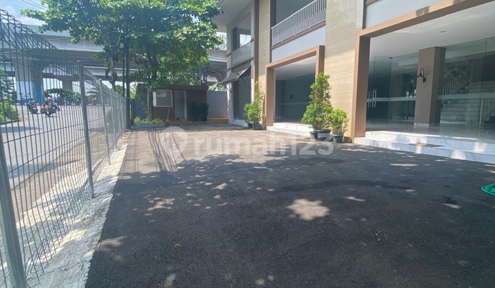 The building is in a strategic location, with ample parking and a basement.