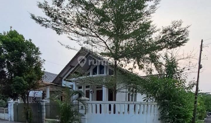 Rumah bagus, siap huni, rapi dan terawat, posisi di hoek di Bintaro- Jaksel 2