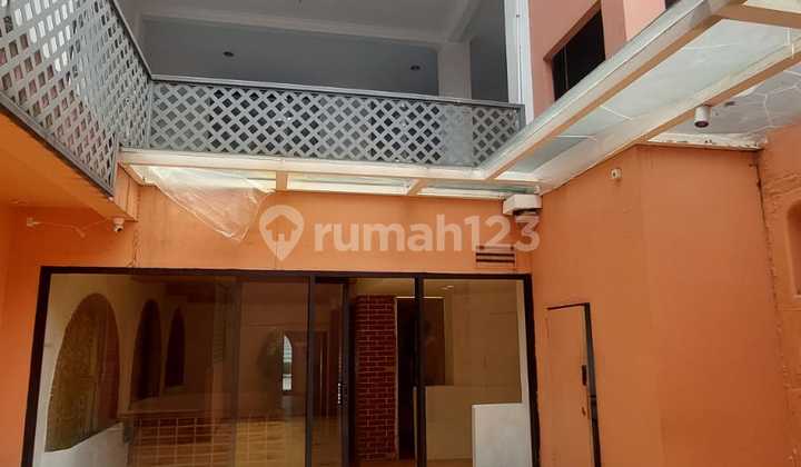2-Storey Shop House, Good Condition, Ready to Use, Strategic Location in South Jakarta 2