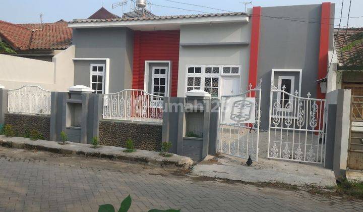 Rumah Bagus Unfurnished SHM di Harapan Indah, Bekasi b0847  1