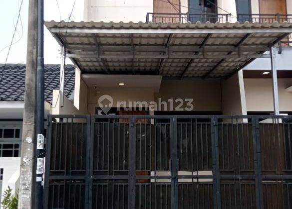 Rumah 2 Lantai Bagus Semi Furnished di Harapan Indah, Bekasi b0846  1