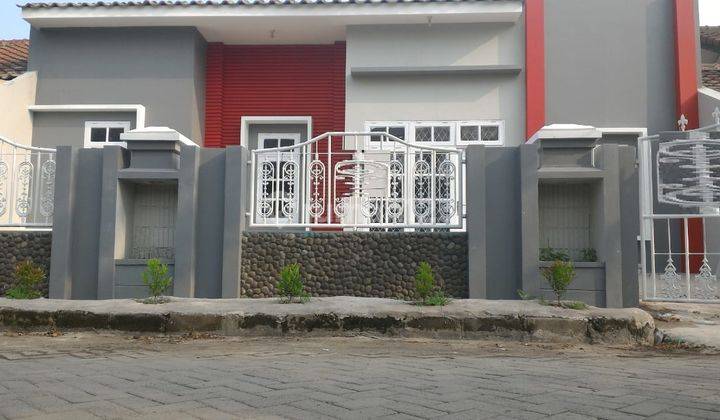 Rumah Bagus Unfurnished SHM di Harapan Indah, Bekasi b0847  2