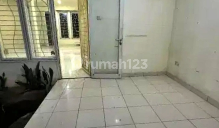 Disewakan Rumah 2 Lantai dan Strategis di Legenda Wisata Cibubur 2