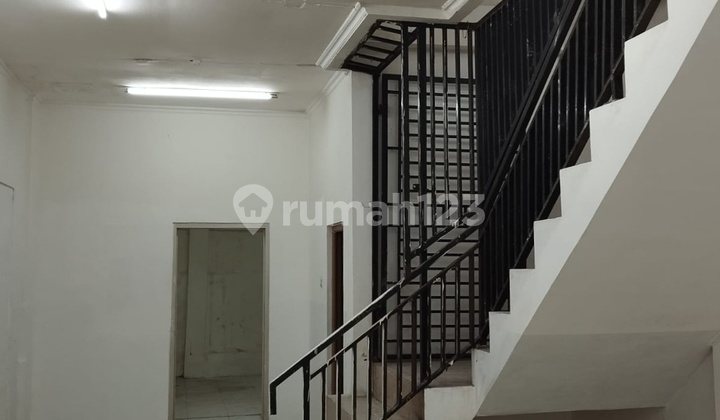 Translation: "Rented 3-Storey Shop House with Great Price and Strategic Location on Tebet Raya" 2