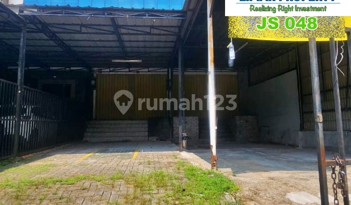 Translation: "Rented 3-Storey Shop House with Great Price and Strategic Location on Tebet Raya" 1