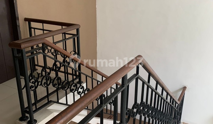 Cepat Rumah Bagus 2 Lantai Besar Lt 240 Lb 380 Harga Nego di Kota Wisata