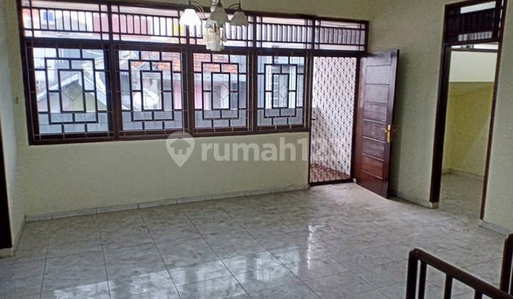 Rumah 10x11 di Tanjung Duren 4 Kamar Tidur Harga 60 Juta Tahun 