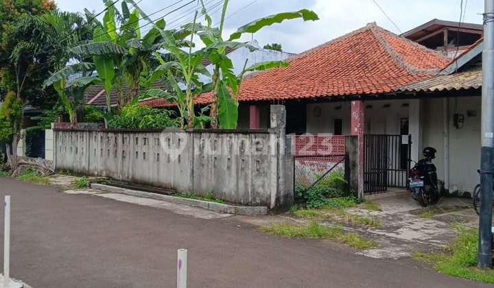 Selling at a Loss: Old House Needs Renovation in Elite Complex Pesanggrahan, South Jakarta 2