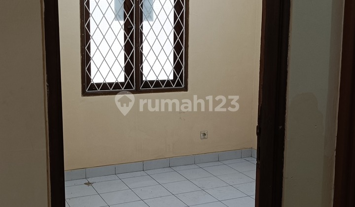 Nyaman Aman , Bebas Banjir, Dekat : Pintu Toll, Laurensia, Pusat Perbelanjaan, Trans Jakarta, Rumah Sakit, Perguruan Tinggi, Pasar Modern 2