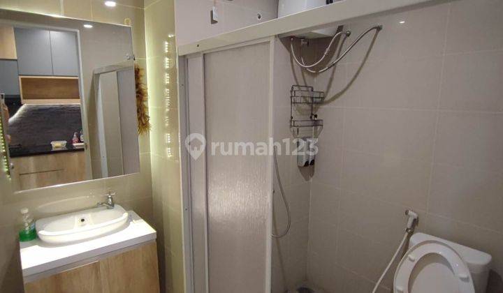 kamar mandi apartemen bagus studio full furnished