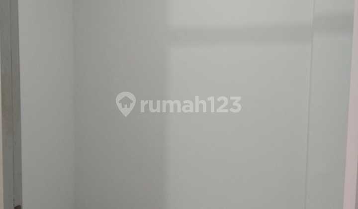 Disewakan Tahunan 2BR Semi Furnished Baru Cat 2