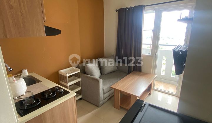 There is a water heater and a smart TV with a view of City Green Pramuka. 1