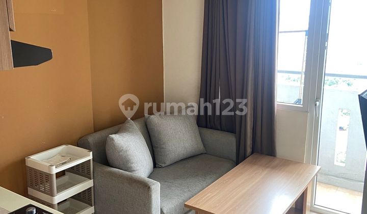 There is a water heater and a smart TV with a view of City Green Pramuka. 2