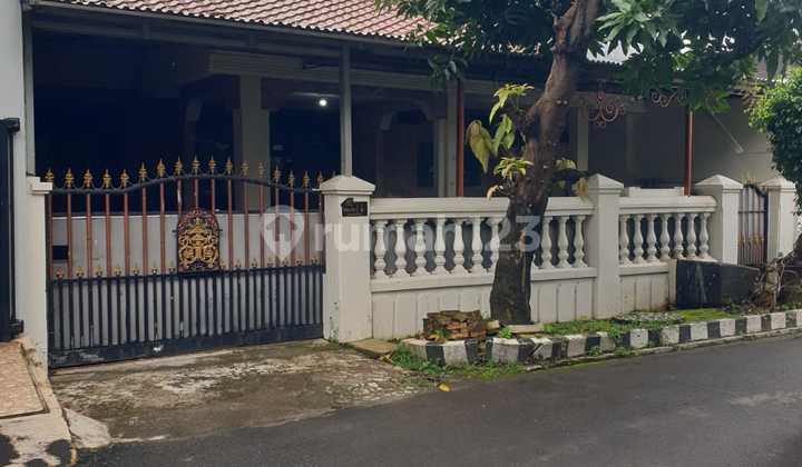 Old House on Jl Dahlia Raya Kelapa Gading North Jakarta