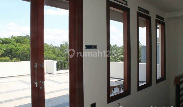 Rumah Mewah Nuansa Villa Posisi Hook View Taman Di Delatinos .yl 2