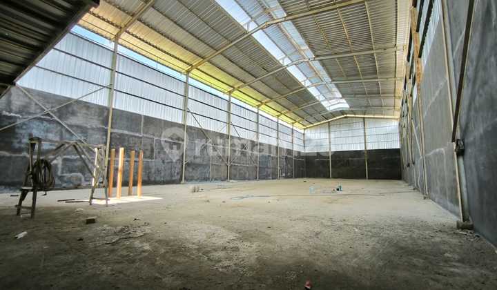 Warehouse by the Side of the Main Road Location Jl. Raya Kasemen Serang Warehouse by the Side of the Main Road Location Jl. Raya Kasemen Serang