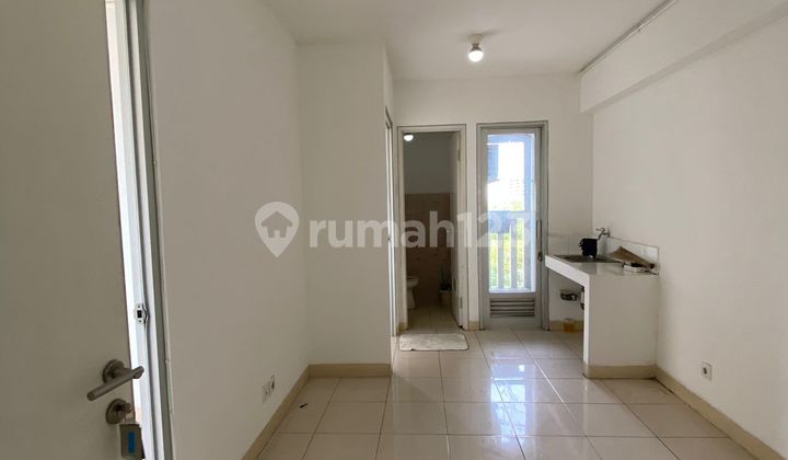 For RENT: Greenbay apartment, unfurnished.