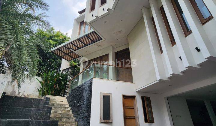 Rumah 3 Lantai Bagus Semi Furnished SHM di Pondok Indah, Jakarta Selatan 2