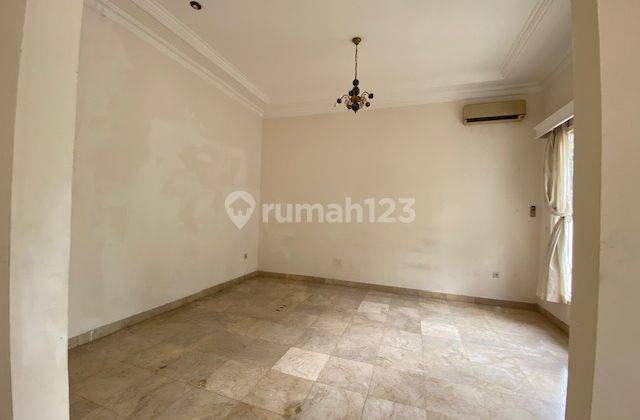  Rumah Semi Furnished Butuh Renovasi di Taman Lebak Bulus , Lebak Bulus 2