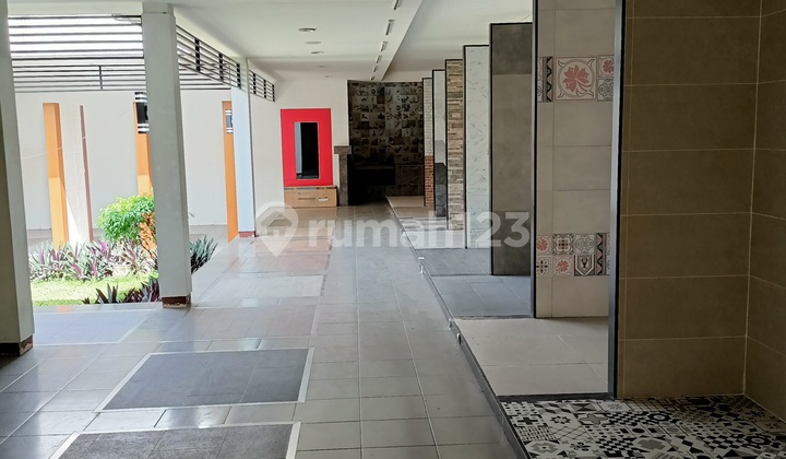 Bangunan Luas ex Showroom cocok untuk Bank/Resto 6